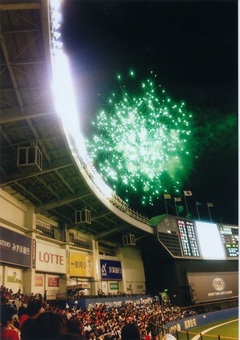 野球場での花火の写真