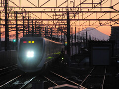 夕暮れと電車の写真