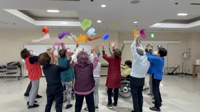 インクルーシブダンスをしている写真