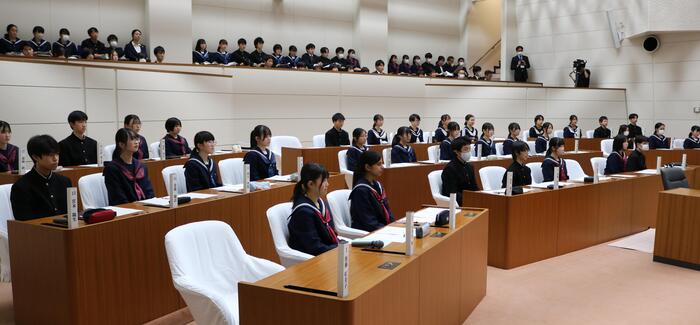 議場の中学生議員たちの写真