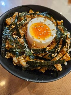 シン・鶏そぼろ丼の写真