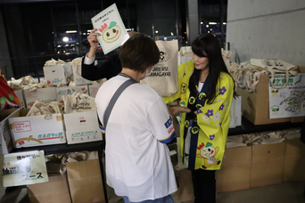 梨とふるさと産品を抽選配布（写真）