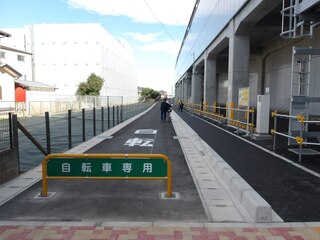 初富駅付近の側道（写真）