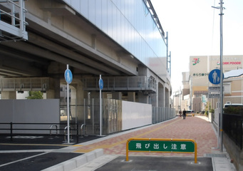 鎌ケ谷中学校付近の側道（写真）