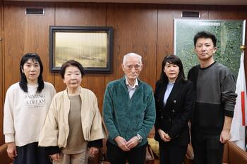 前田さんご家族が来庁されました（写真）