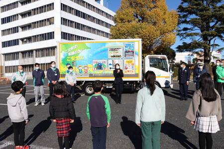 交通安全ラッピングトラック完成報告会の様子