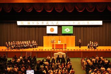 写真（式典の様子（式辞を読み上げる芝田市長））