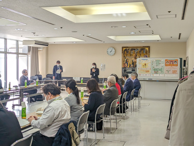 写真（協議会で挨拶をする芝田市長）