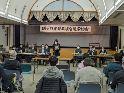 総会で祝辞を述べる芝田市長（写真）