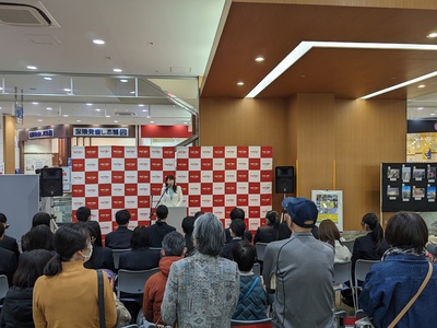 表彰式会場で挨拶をする芝田市長（写真）