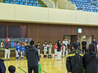 写真（開会式で挨拶をする芝田市長）