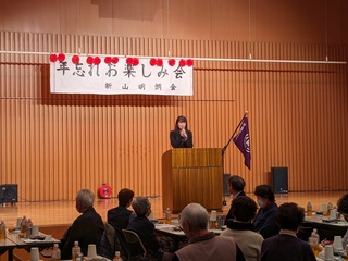 写真（開演挨拶をする芝田市長）