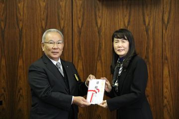 写真（鎌ケ谷ロータリークラブ大澤会長から寄附目録を贈呈される芝田市長）