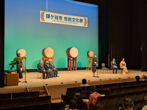 開会式で挨拶をする芝田市長（写真）