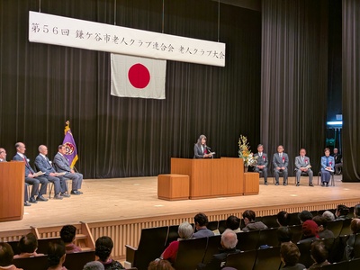 会場で祝辞を述べる芝田市長（写真）