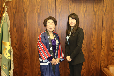 竹内久子さんと芝田市長（写真）