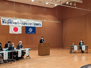 挨拶をする芝田市長（写真）