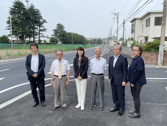 くぬぎ山自治会の方々と（写真）