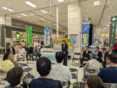 会場で挨拶をする芝田市長（写真）