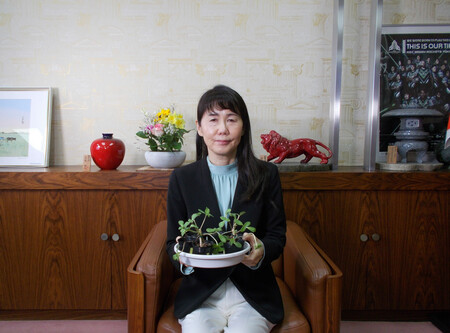 ど根性ひまわりの苗を持つ芝田市長（写真）