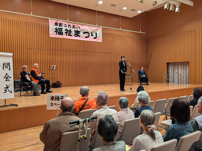 開会式で挨拶をする芝田市長（写真）