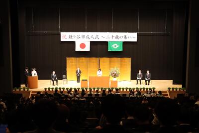 会場で式辞を述べる芝田市長（写真）