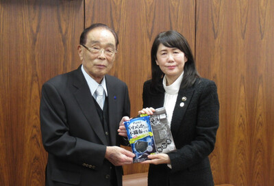 くすりの福太郎　小川名誉会長からマスクの贈呈を受ける芝田市長（写真）