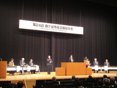 会場で祝辞を述べる芝田市長（写真）