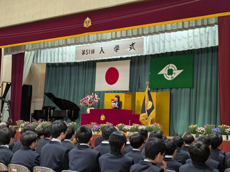 第三中学校入学式で祝辞を述べる芝田市長の写真