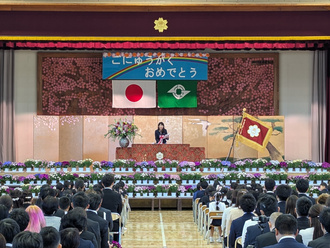 鎌ケ谷小学校入学式で祝辞を述べる芝田市長の写真