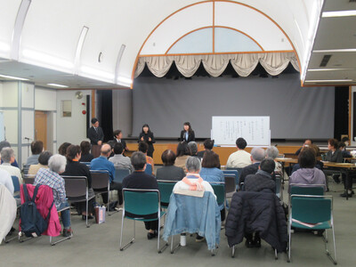 聴覚障害者福祉会・手話サークルみどりの会定期総会で挨拶をする芝田市長の写真