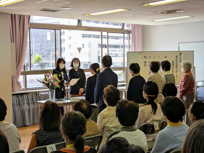 委嘱状を交付する芝田市長（写真）