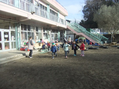 子どもたちが保育園で遊んでいる様子